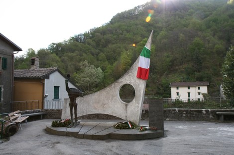 Monumento alla Resistenza Tosco-Emiliana, simbolo di memoria e onore ai partigiani.