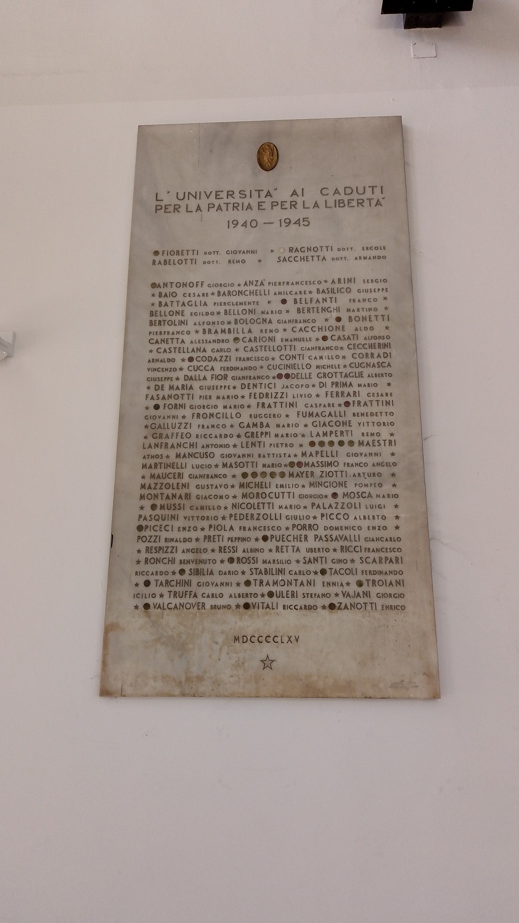 Lapide commemorativa in memoria dei caduti dell'Università degli Studi di Milano, 1940-1945.