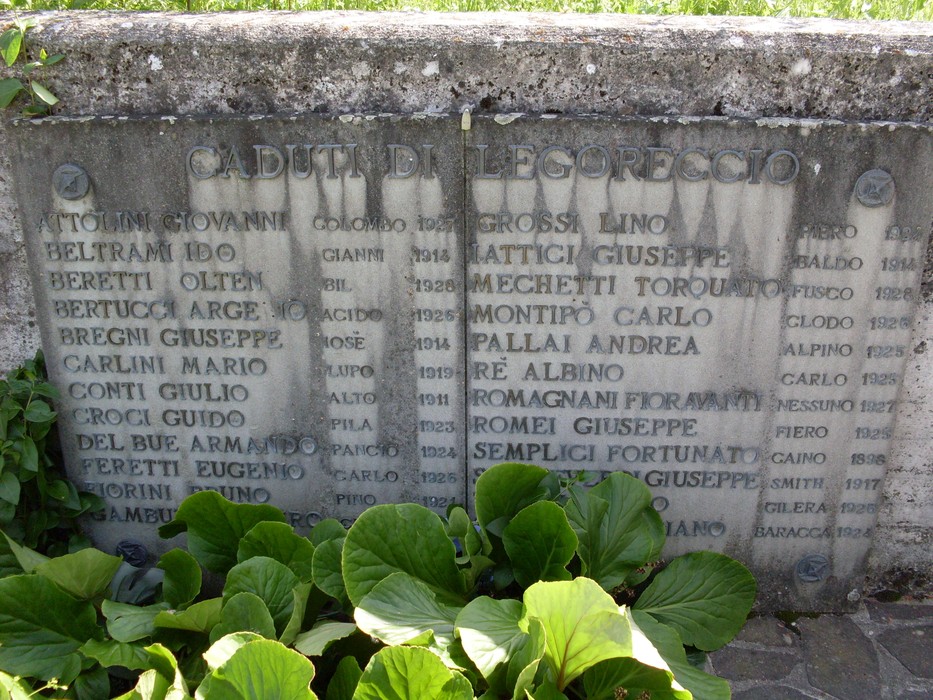 Monumento dedicato ai caduti partigiani di Lagoreccio, con nomi incisi a ricordo del sacrificio durante la liberazione.