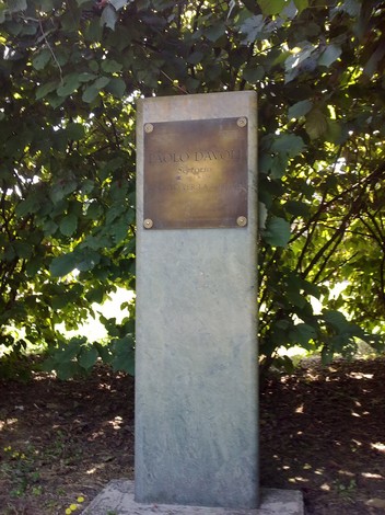 Monumento a Davoli, dedicato a Paolo Davoli, incastonato nella vegetazione.