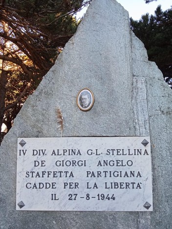 Monumento commemorativo a De Giorgi, dedicato al partigiano caduto per la libertà nel 1944.