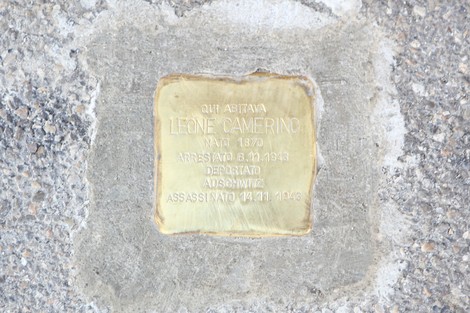 Pietra d'inciampo dedicata a Leone Camerino, vittima della Shoah, con dettagli sulla sua vita e tragica fine.
