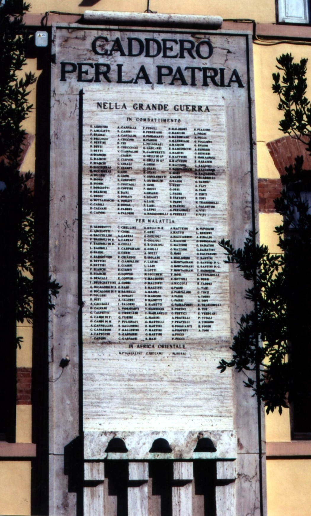 Lapidi commemorative in memoria dei caduti nella grande guerra, situate in un contesto storico.