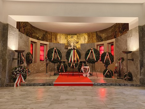 Sacrario dei Martiri di Marzabotto, memoriale dedicato alle vittime dell'eccidio, con decorazioni e omaggi.
