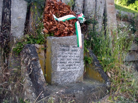 Lapide commemorativa ai fratelli Zoncada, circondata da una corona di alloro e decorazioni tricolori.