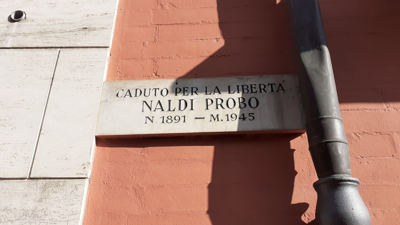 Lapide commemorativa in onore di Naldi Probo, caduto per la libertà nel 1945.