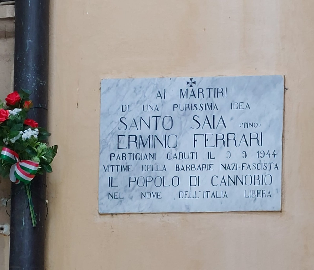 Lapide commemorativa dedicata ai martiri Santo Saia ed Erminio Ferrari, vittime della barbarie nazifascista.