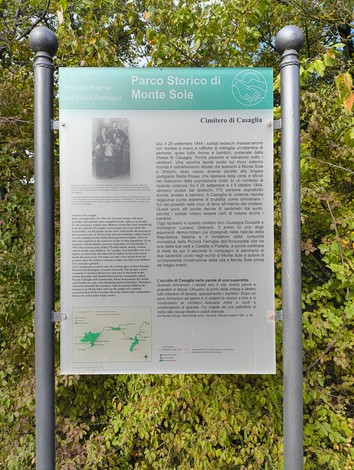 Il Cimitero di Casaglia, immerso nel verde, ricorda eventi storici con un'atmosfera di riflessione e rispetto.