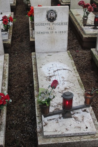 Tombe perpetue dei caduti per la Libertà, con fiori e candele commemorative.