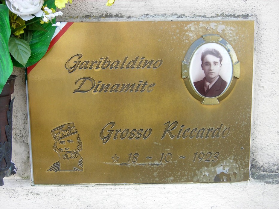 Monumento commemorativo dedicato alle vittime dell'eccidio di Mottalciata, con foto e incisi di Riccardo Grosso.