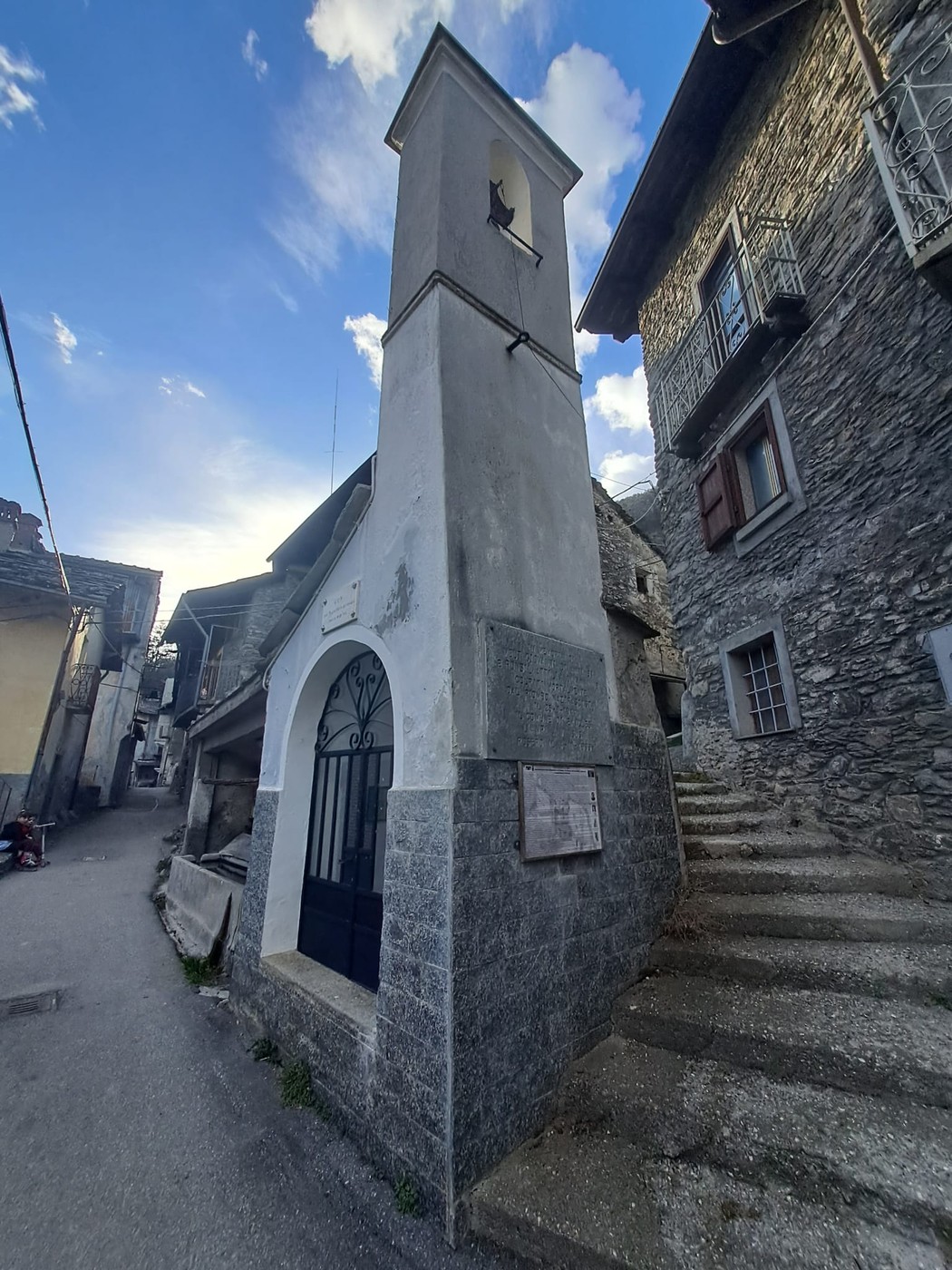 Lapide commemorativa in un paesaggio montano, eretta in onore di Mout e Ronsil.