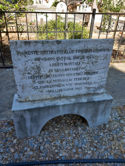 Sacrario dei caduti di Kos, dedicato ai soldati morti, con lapide commemorativa in un ambiente tranquillo.