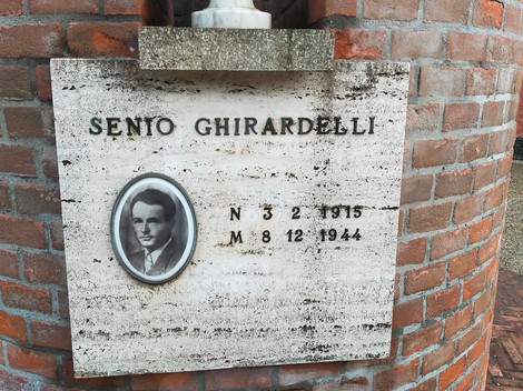 Monumento commemorativo a Ghirardelli, Ravaioli e Tosi, simbolo di memoria e rispetto per i caduti.