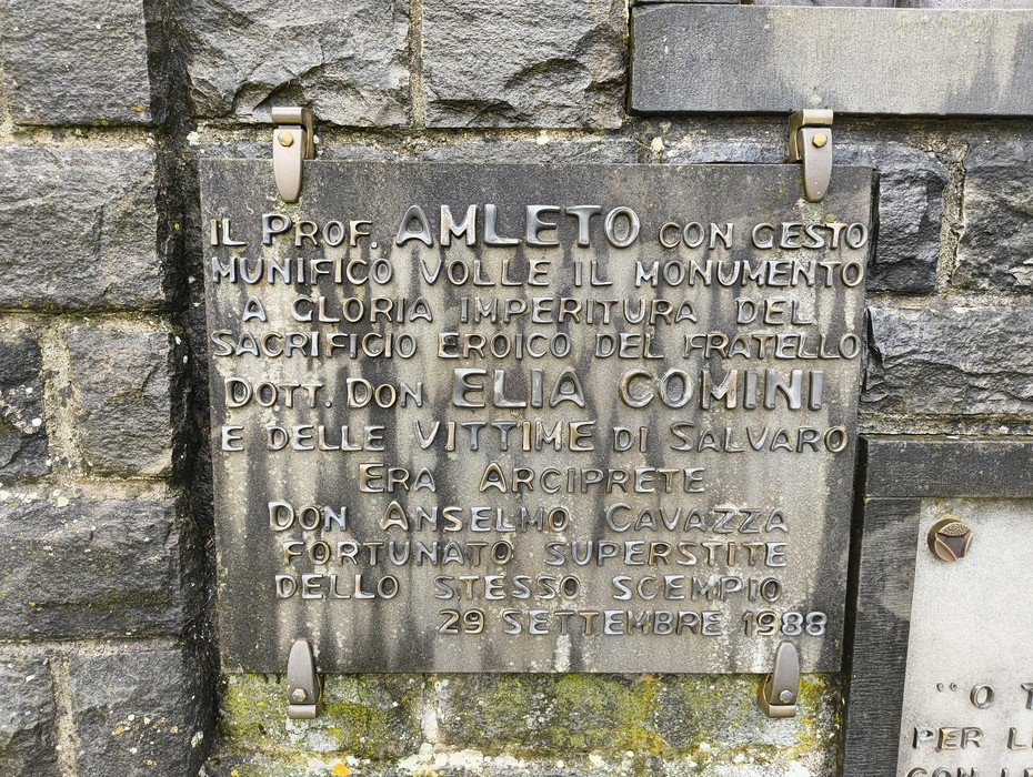 Monumento a Comini, dedicato al sacrificio eroico del fratello, con targhe in memoria delle vittime.