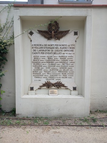 Lapide commemorativa dedicata ai ferrovieri caduti nella Prima e Seconda Guerra Mondiale.