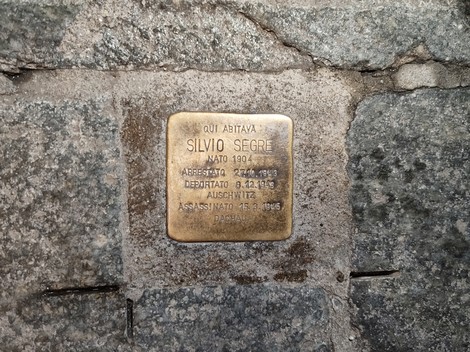 Pietra d'inciampo dedicata a Silvio Segre, in memoria della sua storia e delle persecuzioni subite.