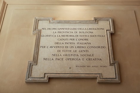 Lapide commemorativa per il decennale della liberazione, dedicata ai caduti per la patria italiana.