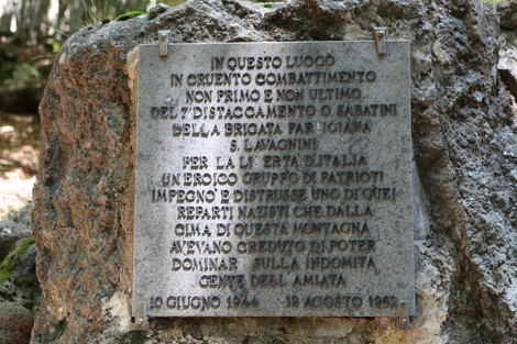 Lapide commemorativa dedicata alla brigata Lavagnini, situata in un contesto naturale e storico.
