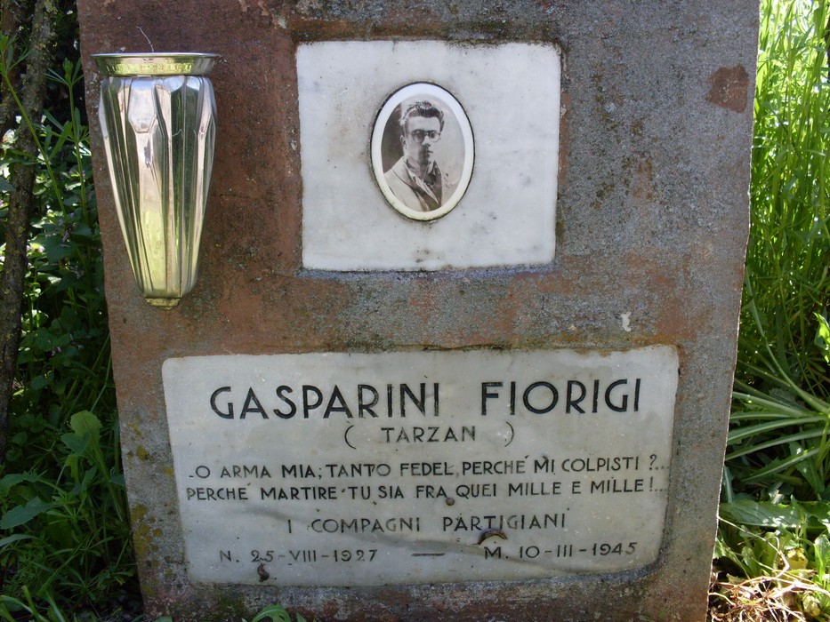 Cippo commemorativo di Gasparini Fiorigi, partigiano, con dedica e data di nascita e morte.