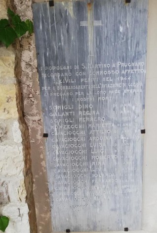 Lapide commemorativa dedicata ai caduti durante il bombardamento di Molinuzzo.