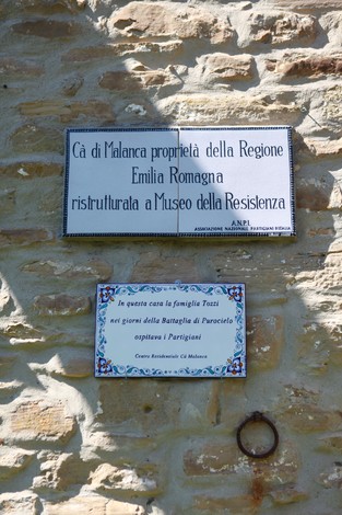 Lapide commemorativa dedicata alla famiglia Tozzi, situata in una zona storica legata alla Resistenza.