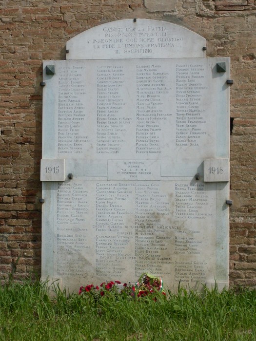Lapide commemorativa ai caduti di Reggiolo, con i nomi dei soldati e un tributo alla loro memoria.
