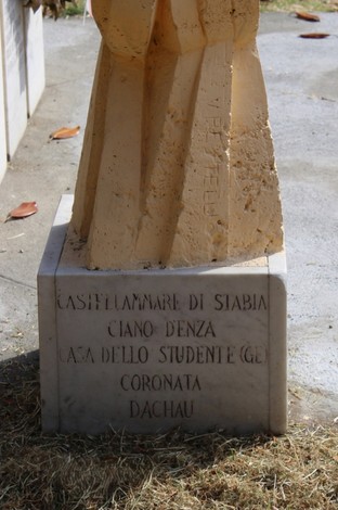 Monumento ai caduti di Cornigliano, omaggio commemorativo con statue e iscrizioni, simbolo di memoria e rispetto.