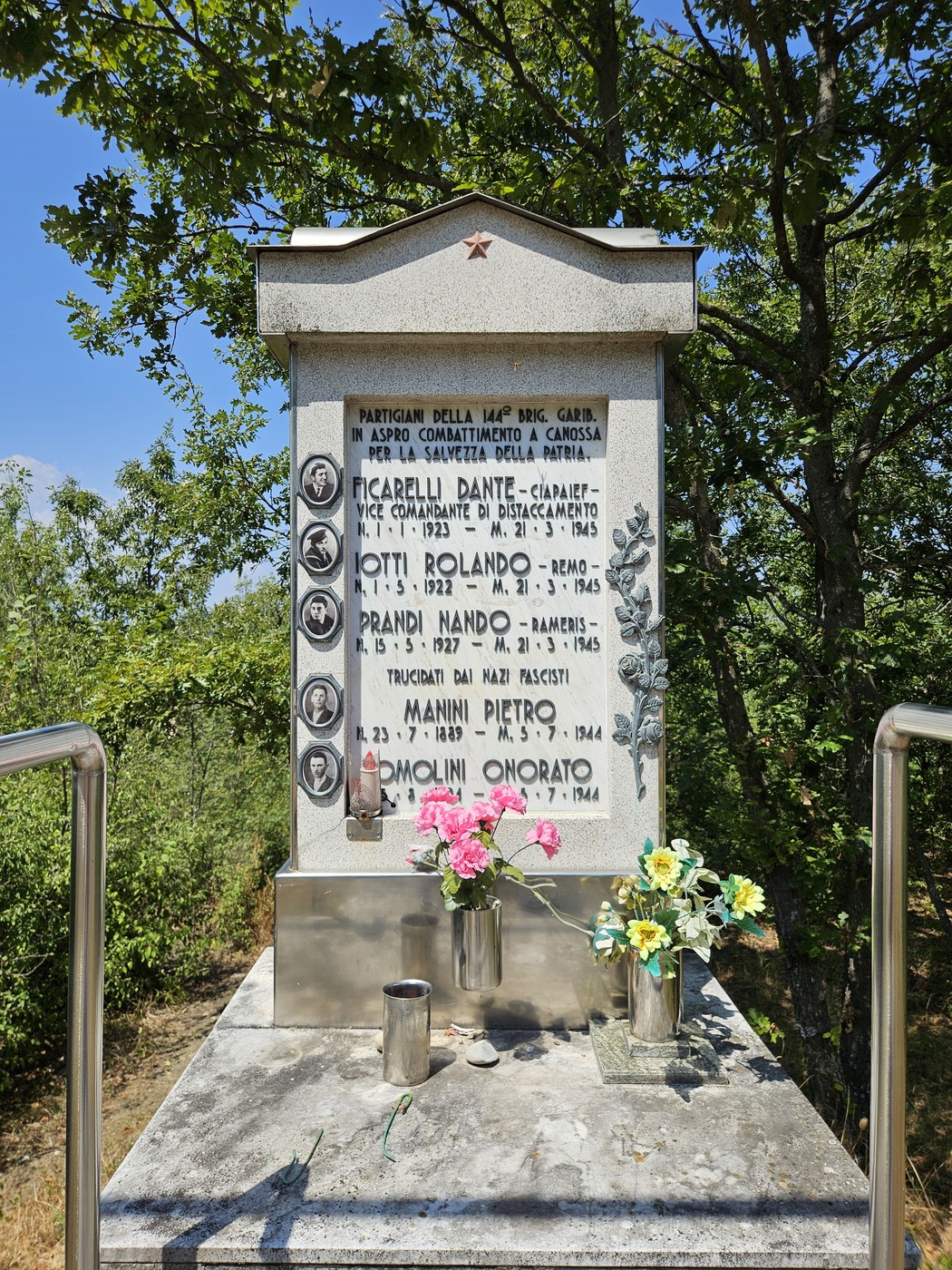 Monumento a Ficarelli ed altri, Comune di Canossa (RE), foto 1