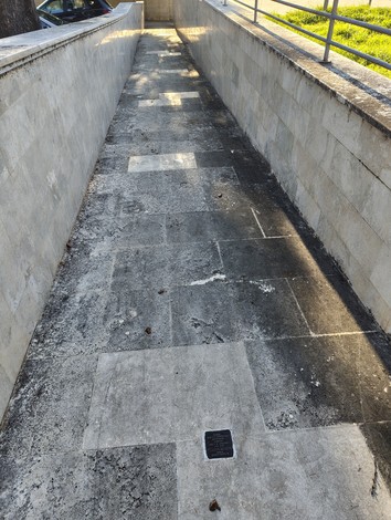 Viale di pietre d'inciampo nel Giardino della memoria, simbolo di riflessione e ricordo.