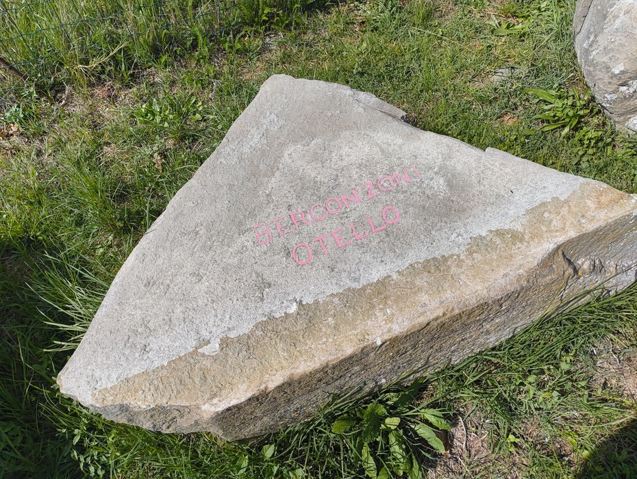 Monumento commemorativo ai partigiani caduti a Monte Sabbiuno, simbolo di resistenza e memoria storica.
