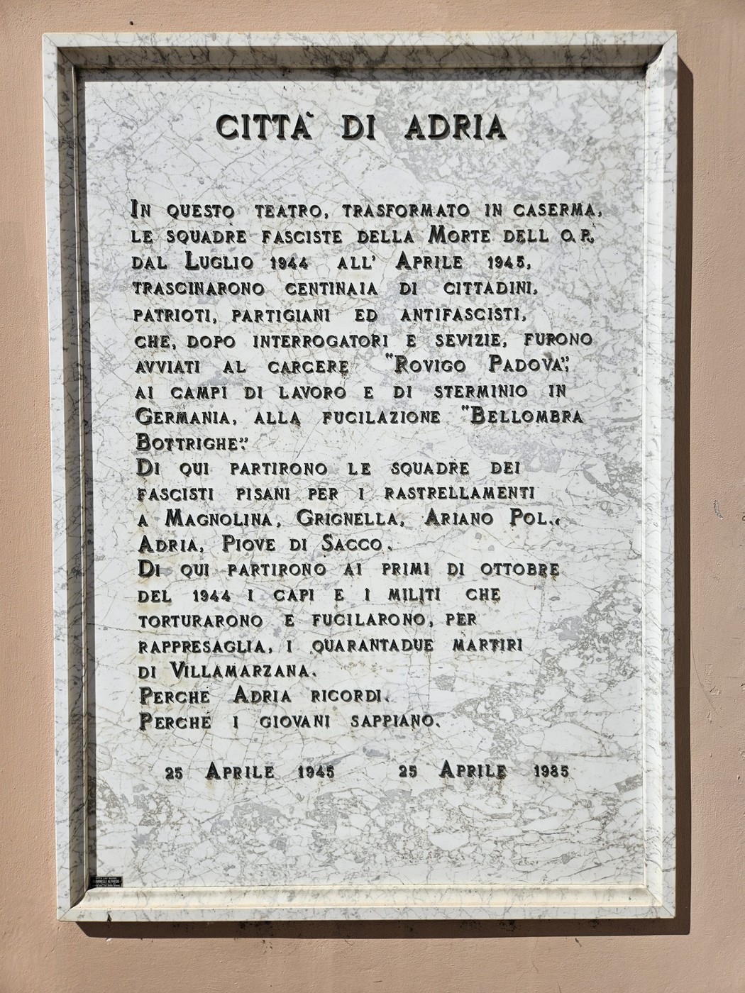 Lapide commemorativa situata presso il Politeama, dedicata alle vittime della seconda guerra mondiale.
