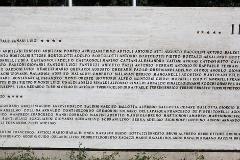 Monumento ai Caduti con iscrizioni commemorative in onore dei soldati deceduti.