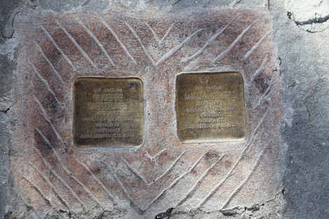 Pietre d'inciampo commemorative per Siebzehner e Koretz, in ricordo delle vittime dell'Olocausto.