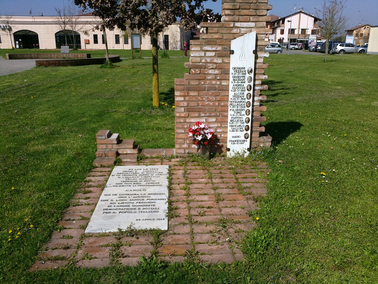 Monumento commemorativo per le vittime dell'eccidio di Canolo, situato in un parco.