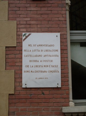 Lapidi commemorative della Resistenza, ricordano la lotta antifascista e il valore della libertà.