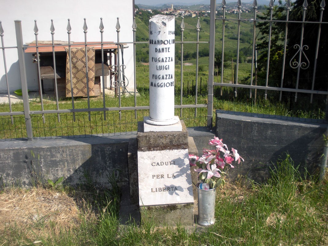 Cippo commemorativo dedicato a Brandolini e Fugazza, simboleggia la memoria della libertà.