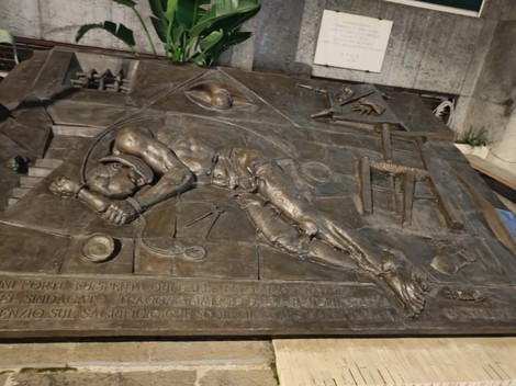 Monumento commemorativo che ricorda le vittime del tribunale di guerra nazista. Rappresenta sofferenza e ingiustizia.