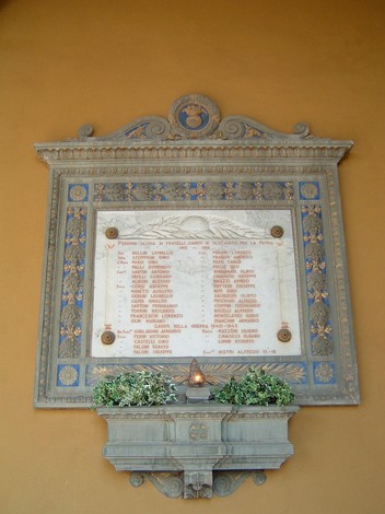 Lapide commemorativa dedicata ai caduti di La Lastra, decorata e affissa su un muro.