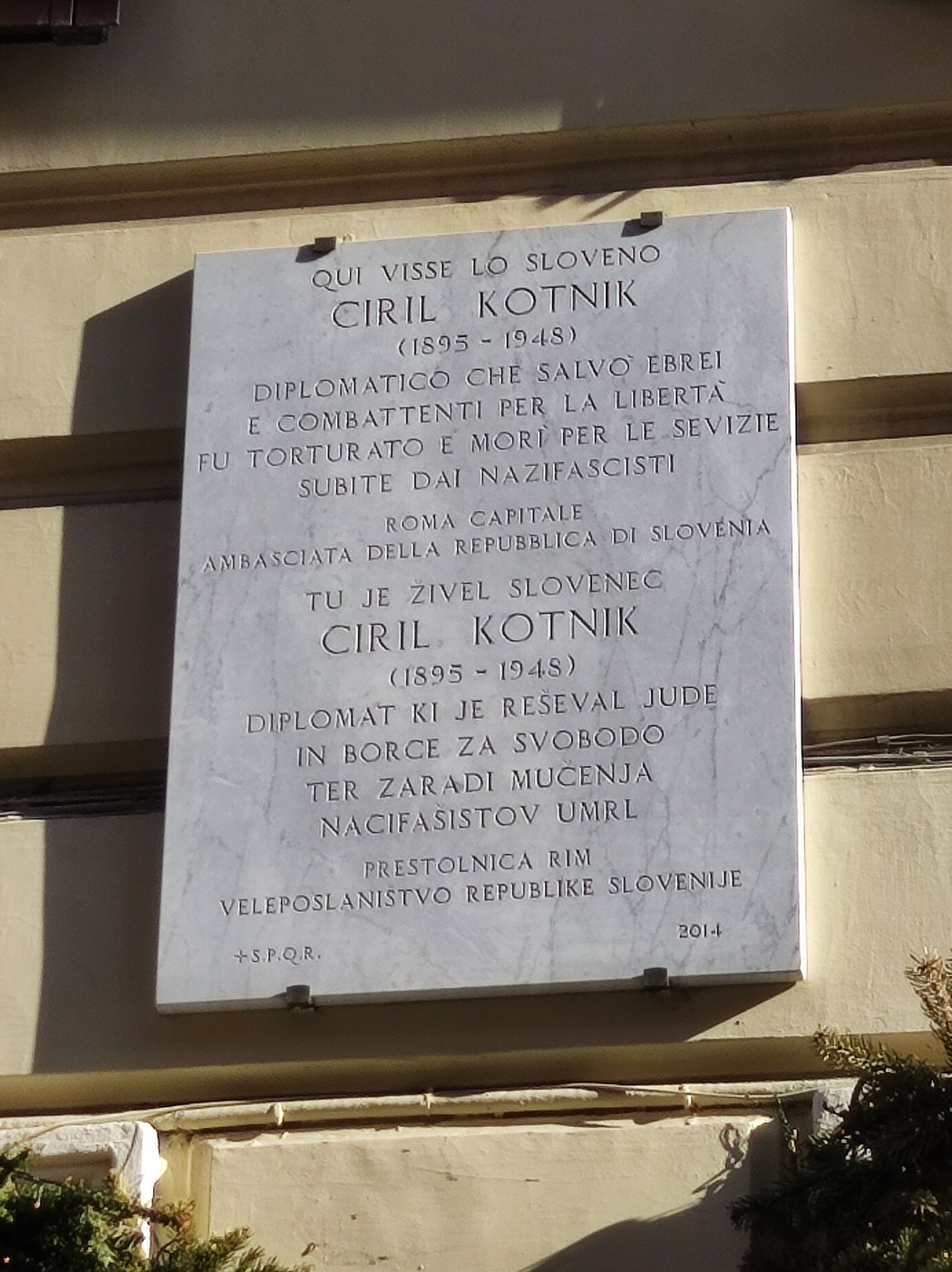 Lapide commemorativa dedicata a Ciril Kotnik, diplomatico sloveno che salvò ebrei dalla persecuzione nazista.