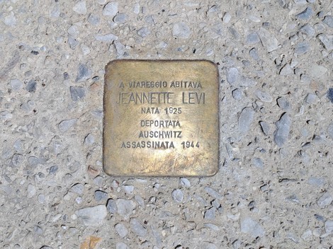 Pietra d'inciampo dedicata a Jeannette Levi, deportata ad Auschwitz nel 1944, situata a Viareggio.