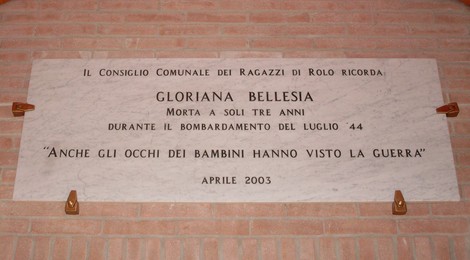 Sacrario dei caduti di Rolo, omaggio ai giovani e ai caduti della guerra, con un messaggio toccante.
