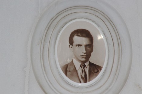 Sacrario dei partigiani di Torbella, ritratto del giovane partigiano in una cornice ovale.