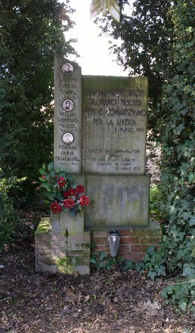 Monumento commemorativo dedicato a Arletti, Vellani e Fontana, simbolo di lotta per la libertà.