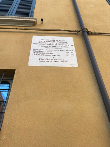 Lapide commemorativa dedicata alla famiglia Tumiati, in memoria del loro impegno civile e dei valori di libertà.