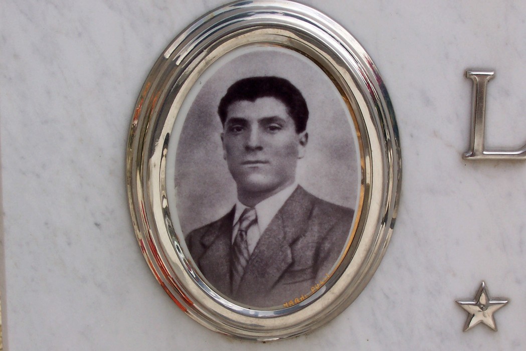 Ritratto di un uomo su una tomba, parte della "Tomba dei fratelli Vezzosi". Riposa in un cimitero commemorativo.