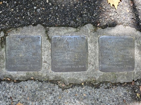Pietre d'inciampo commemorative dedicate a vittime della persecuzione ad Auschwitz, posizionate nel pavimento.