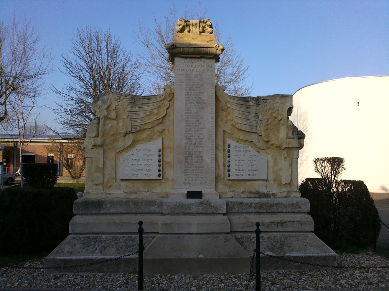 Monumento ai Caduti di Gavassa, dedicato alla memoria dei soldati e alla commemorazione della loro eroica dedica.