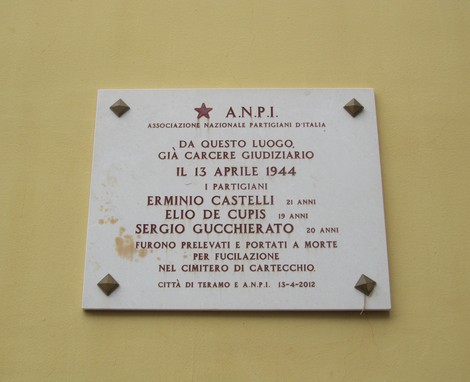 Lapide commemorativa ai Martiri di Cartecchio, con nomi e data dell'eccidio del 13 aprile 1944.