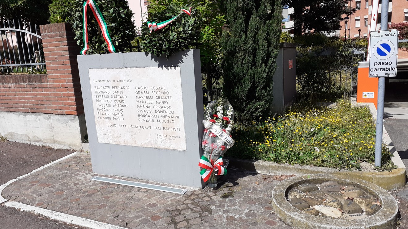 Cippo commemorativo del pozzo Becca, in memoria delle vittime dell'eccidio. Decorato con fiori e nastri tricolori.