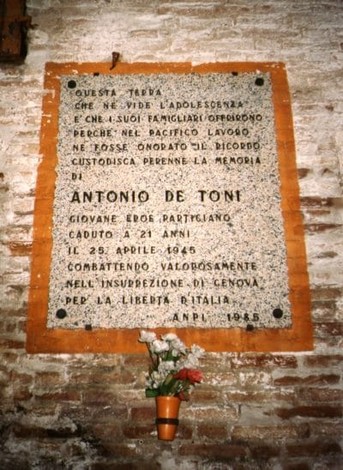 Lapide commemorativa a De Toni, giovane partigiano caduto nel 1945 per la libertà e la resistenza italiana.